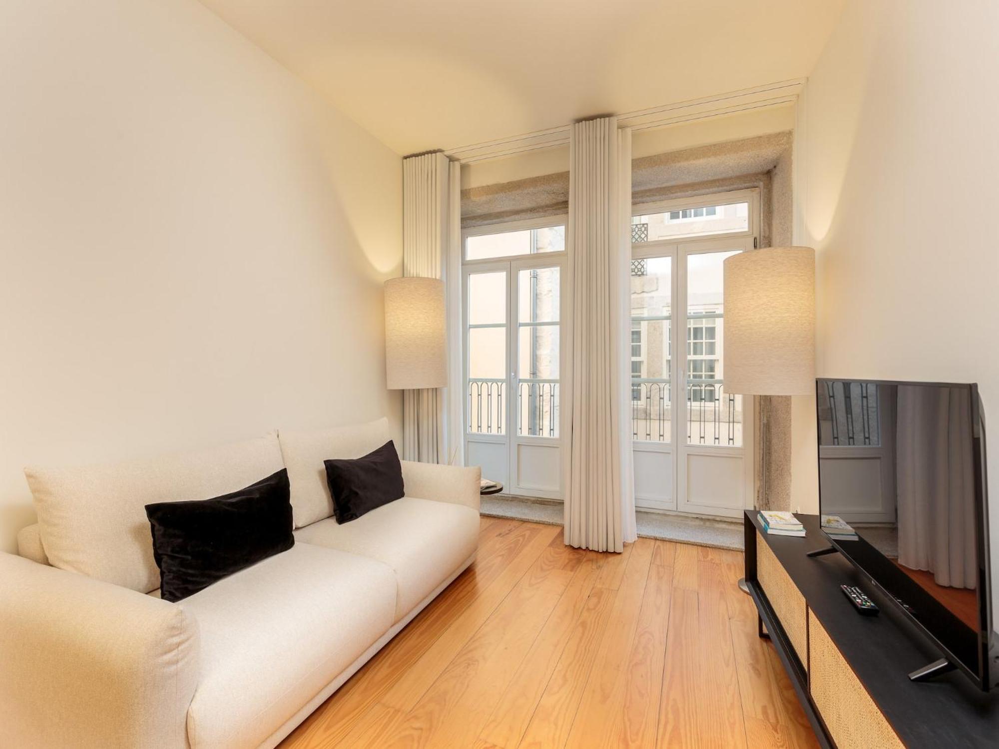 Cozy Getaway In With Balcony Oporto