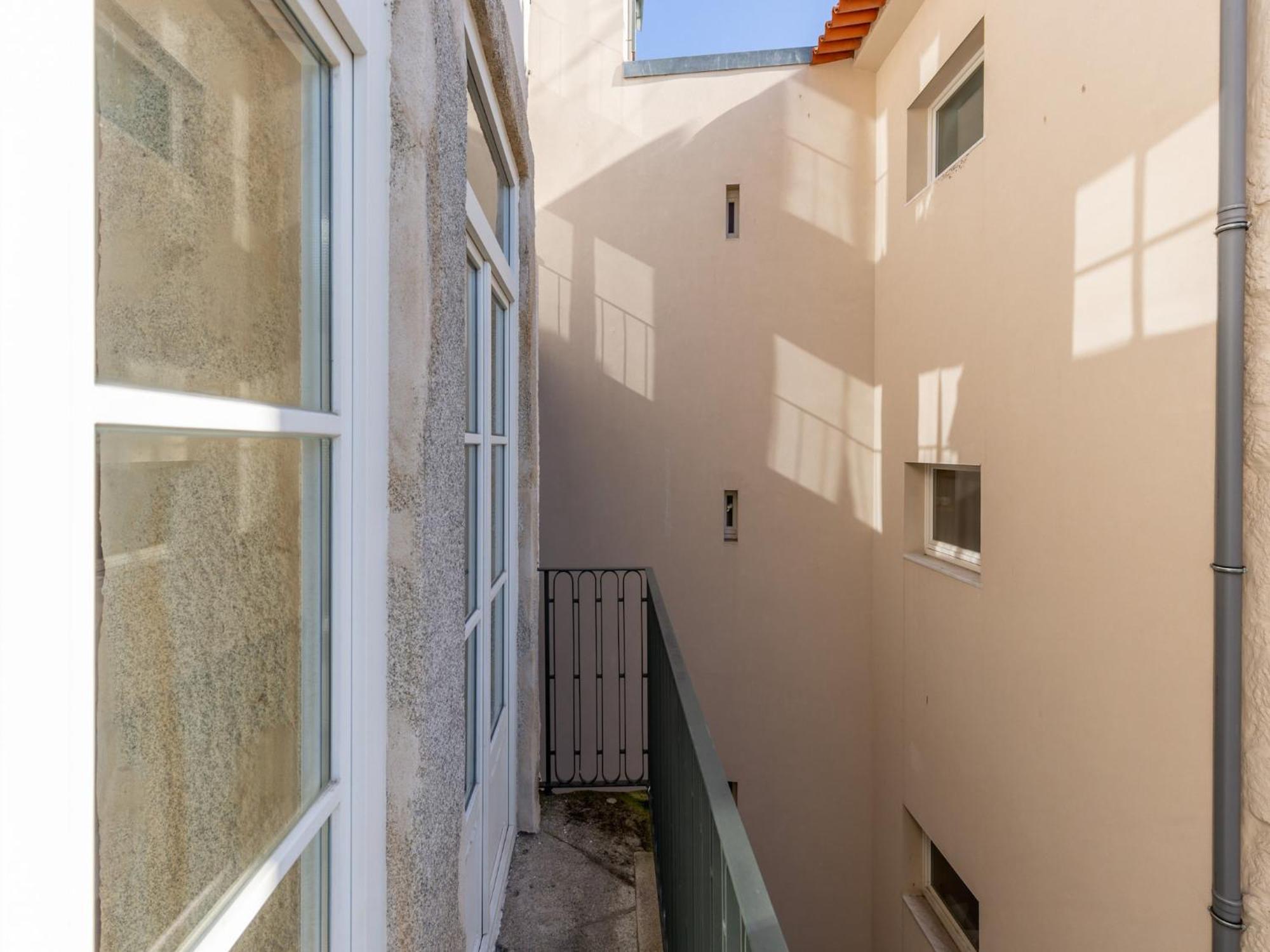 Cozy Getaway In With Balcony Oporto