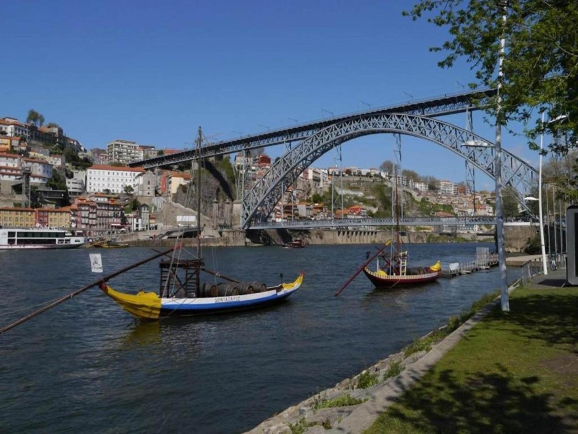 Cozy Getaway In With Balcony Oporto