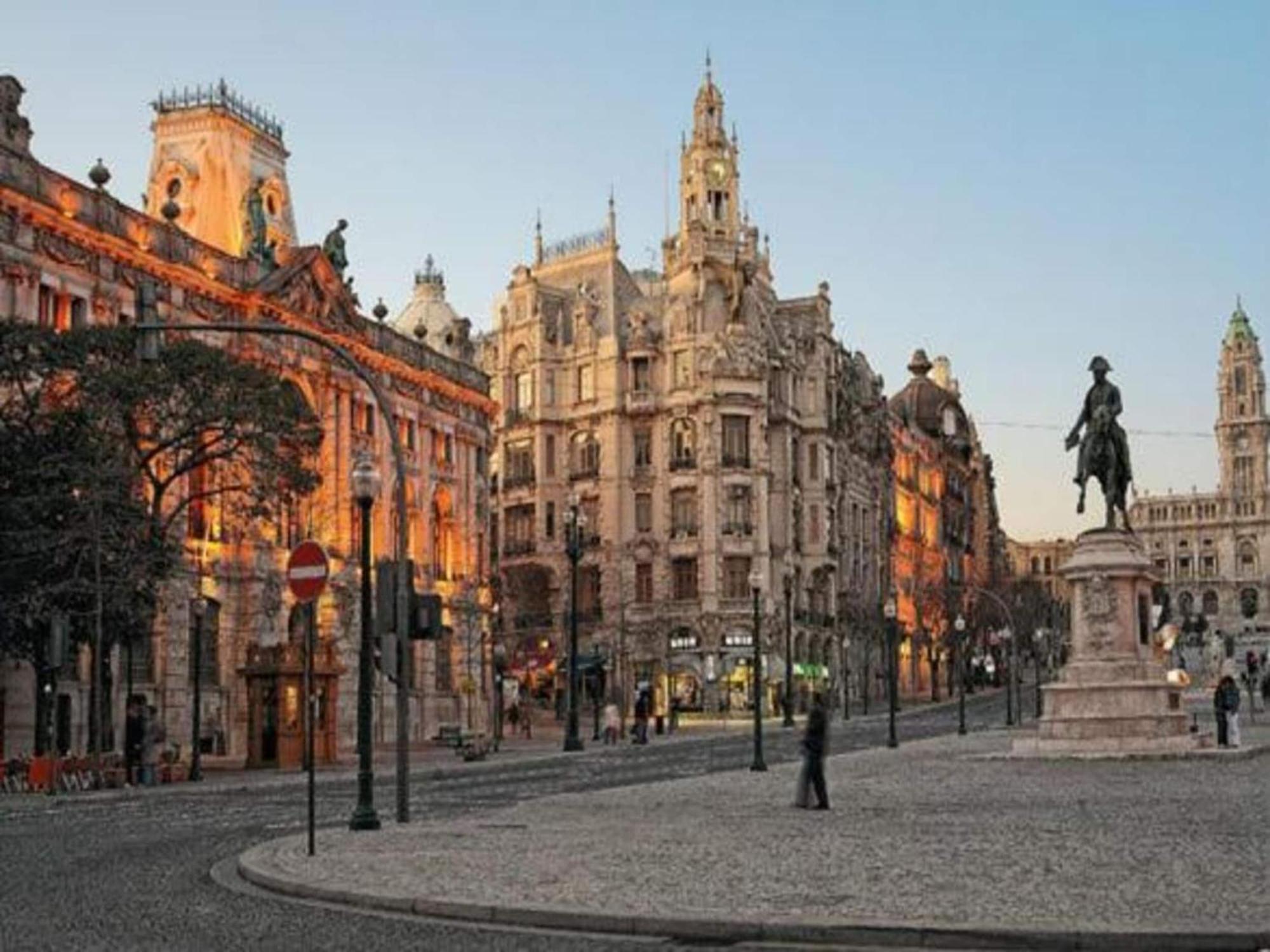 Cozy Getaway In With Balcony Oporto